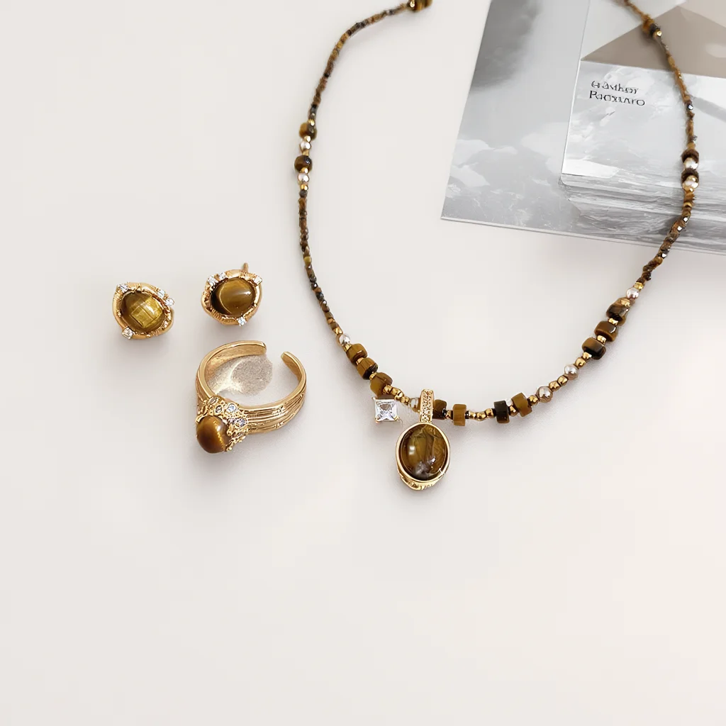 Набор из 4 элегантных винтажных украшений для женщин: ожерелье с коричневыми цирконами и стразами, блестящий хрустальный чокер, свадебные серьги для вечеринок
Набор из 4 элегантных винтажных украшений для женщин: ожерелье с коричневыми цирконами и стразами, блестящий хрустальный чокер, свадебные серьги для вечеринок