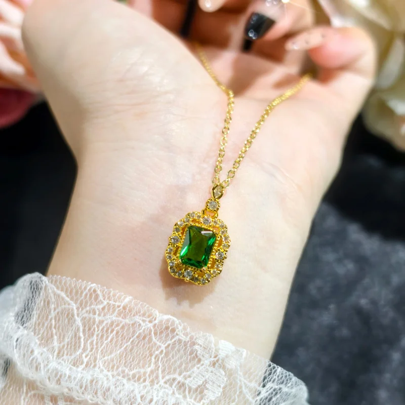 Нишевые легкие роскошные дворцовые ретро маленькие прямоугольные серьги-подвески с зелеными бриллиантами, открытое кольцо, женский элегантный комплект из трех предметов
Нишевые легкие роскошные дворцовые ретро маленькие прямоугольные серьги-подвески с зелеными бриллиантами, открытое кольцо, женский элегантный комплект из трех предметов