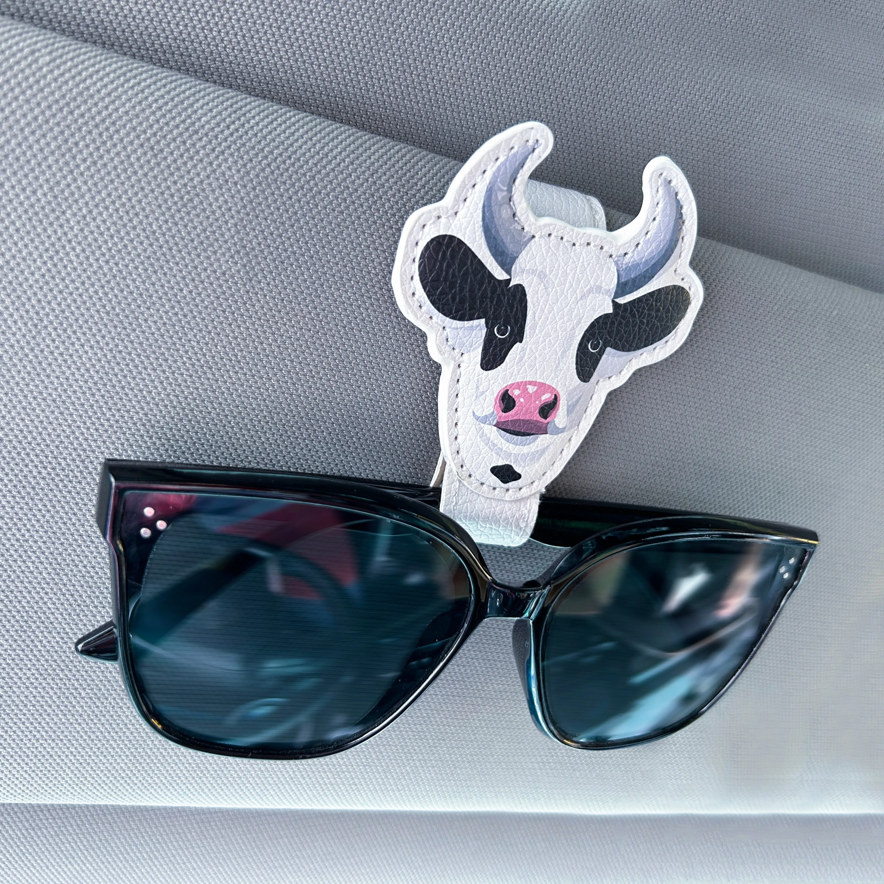 Dairy Cow Head Car Sunglasses Holder for Car Sunshades Magnetic Sun Visor glasses Holder Ticket Clip interior Accessories
Dairy Cow Head Car Sunglasses Holder for Car Sunshades Magnetic Sun Visor glasses Holder Ticket Clip interior Accessories