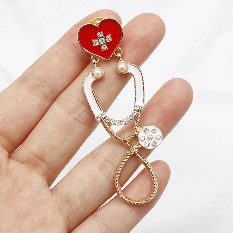 Броши-значки Diamond Stethoscope Pins COS: Изысканные аксессуары для ролевых игр медсестер и врачей с инкрустацией из циркона AAA
Броши-значки Diamond Stethoscope Pins COS: Изысканные аксессуары для ролевых игр медсестер и врачей с инкрустацией из циркона AAA
