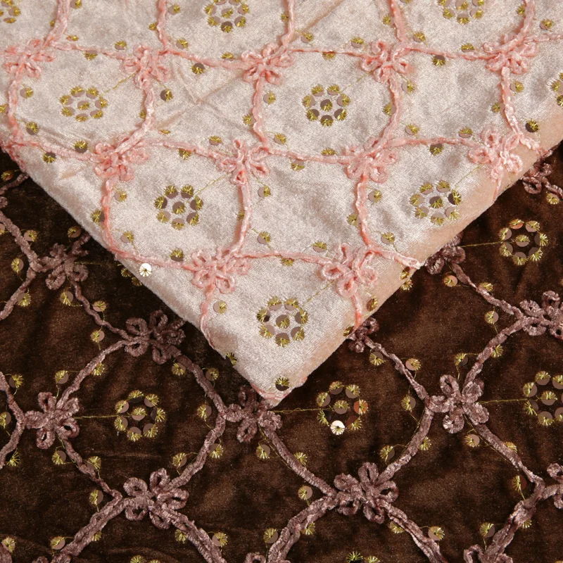 Новая бархатная ткань с 3D-вышивкой и блестками для платьев, пижам, штор, подушек и ткани для шитья диванов.
Новая бархатная ткань с 3D-вышивкой и блестками для платьев, пижам, штор, подушек и ткани для шитья диванов.