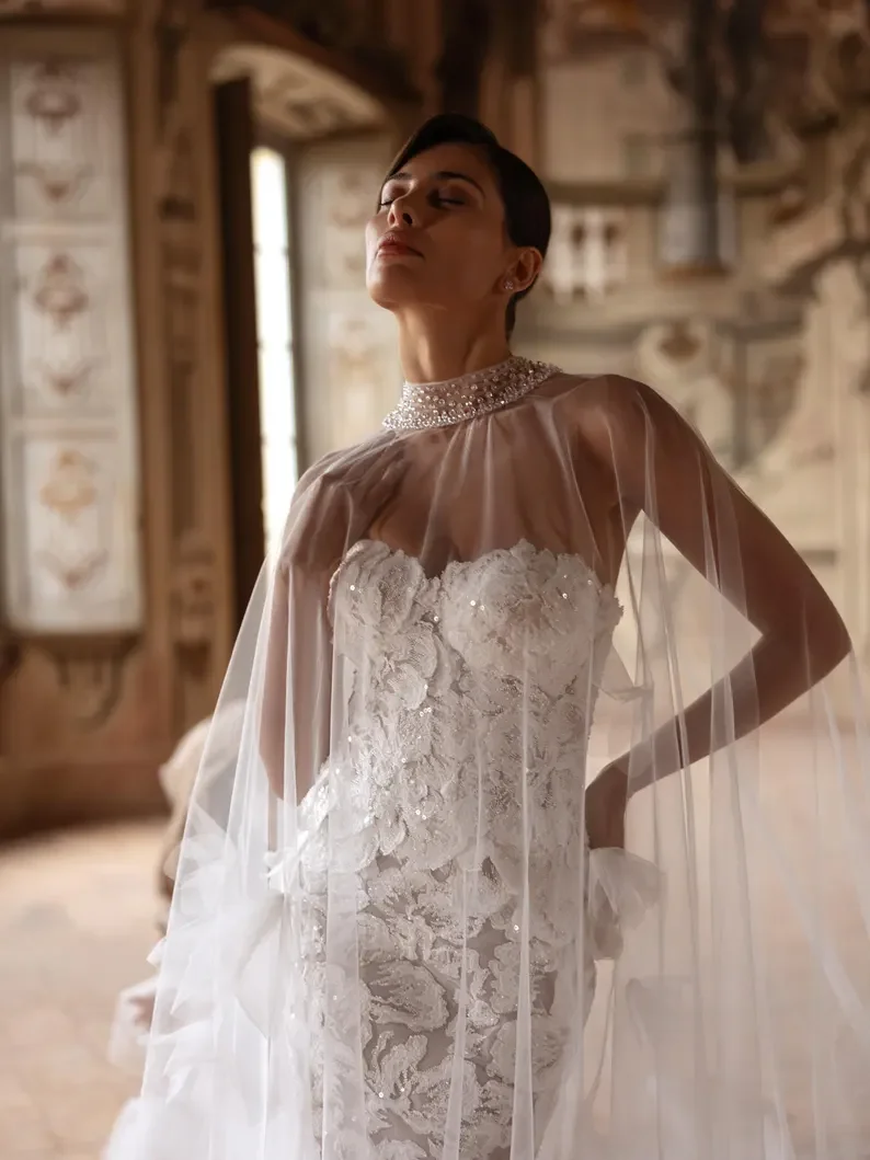 Современное свадебное платье русалки, прозрачная накидка с 3D цветочной аппликацией, кружевное свадебное платье без бретелек с длинным шлейфом, с открытыми плечами 
Современное свадебное платье русалки, прозрачная накидка с 3D цветочной аппликацией, кружевное свадебное платье без бретелек с длинным шлейфом, с открытыми плечами