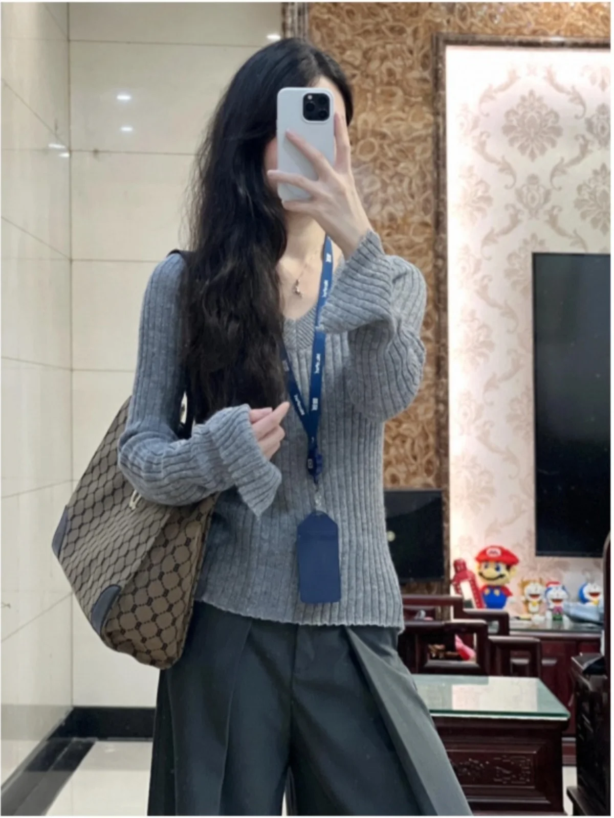 Gray V-Neck Long Sleeve Knitted Sweater Women's Autumn Winter Slim Fit Inner Wear High-End Feeling Short Size Base Top
Gray V-Neck Long Sleeve Knitted Sweater Women's Autumn Winter Slim Fit Inner Wear High-End Feeling Short Size Base Top