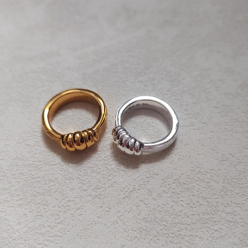 European and American hot selling simple and exquisite rings, suitable for men and women's daily casual wear
European and American hot selling simple and exquisite rings, suitable for men and women's daily casual wear