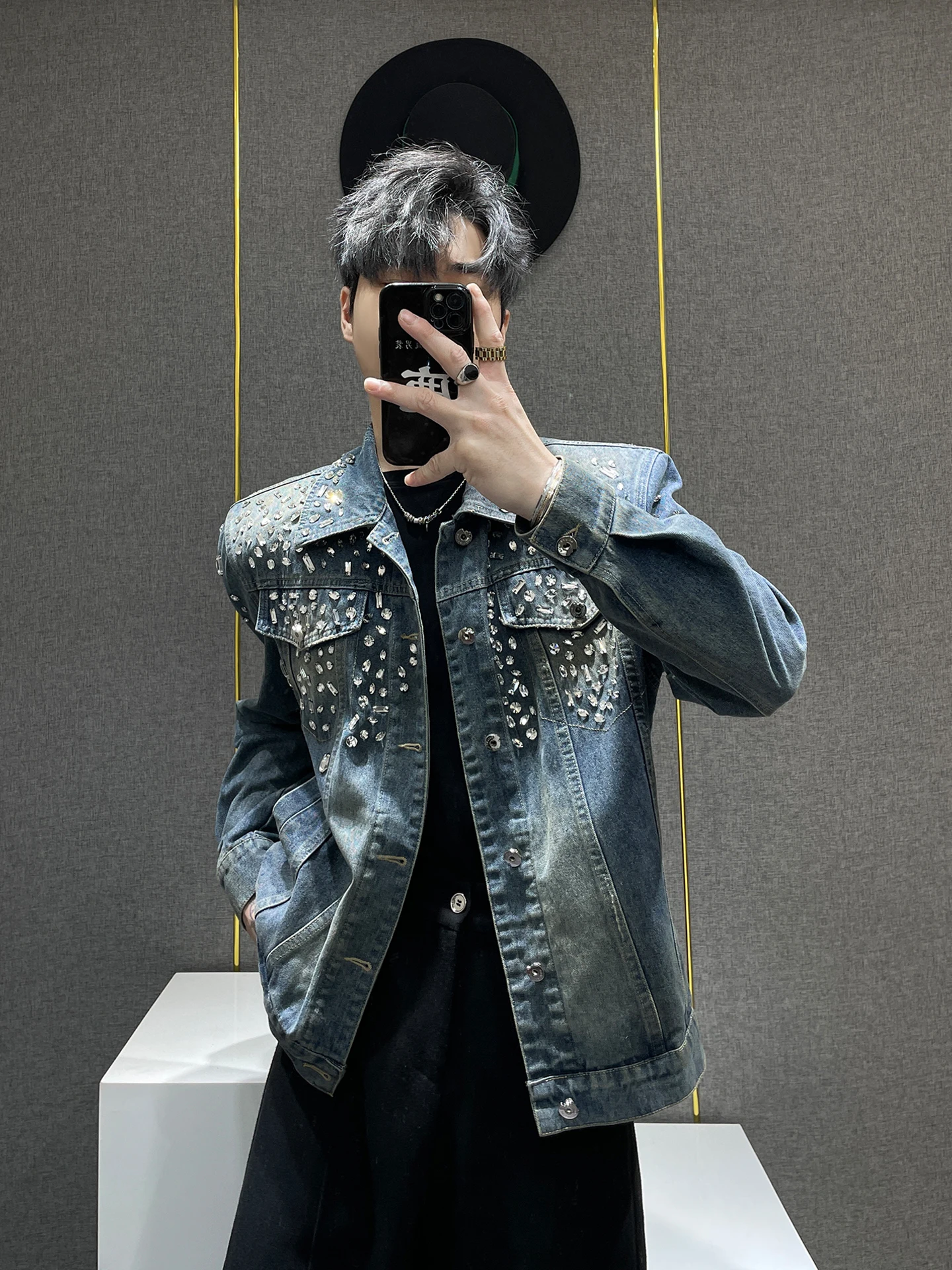 Retro American Waed Distred Denim Jaet Men's Loose High Street Faion Urban Sle Long Sve ort Coat for Teens
Retro American Waed Distred Denim Jaet Men's Loose High Street Faion Urban Sle Long Sve ort Coat for Teens