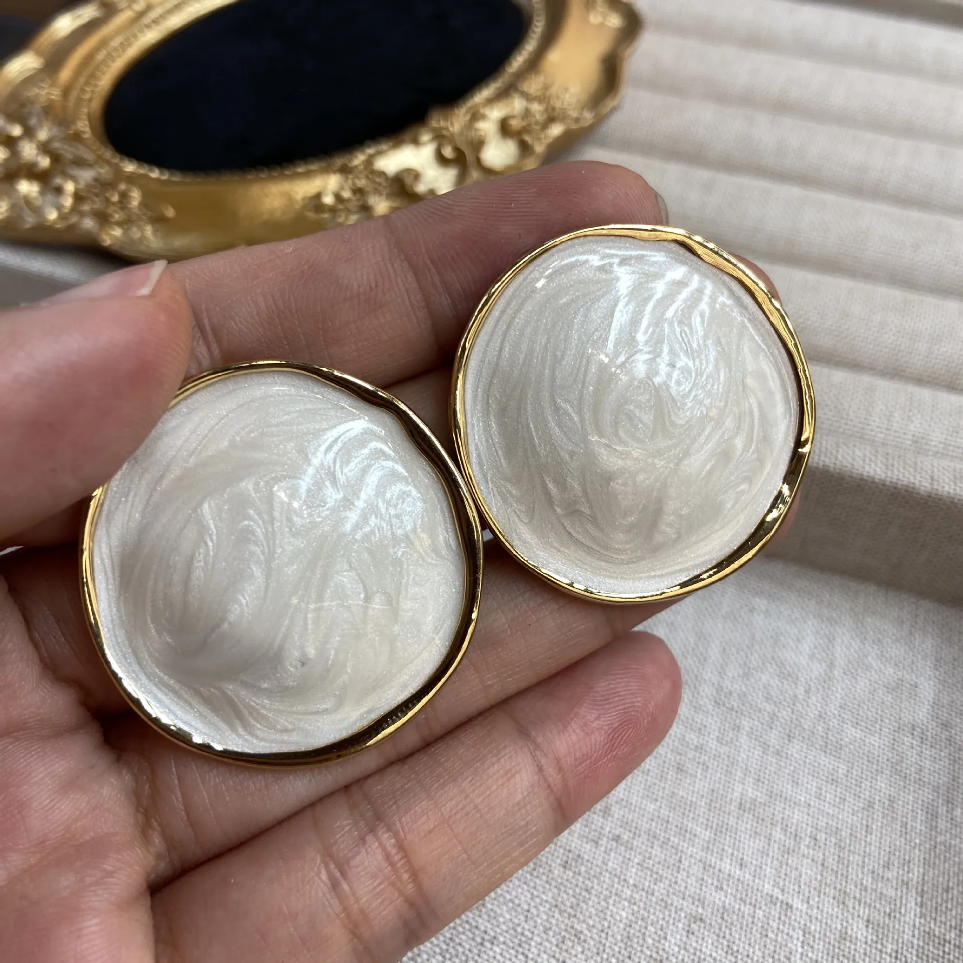 Винтажные круглые металлические серьги с кремовой эмалью для женщин, круглые модные украшения, классические новые стили, модные повседневные аксессуары, подарок
Винтажные круглые металлические серьги с кремовой эмалью для женщин, круглые модные украшения, классические новые стили, модные повседневные аксессуары, подарок