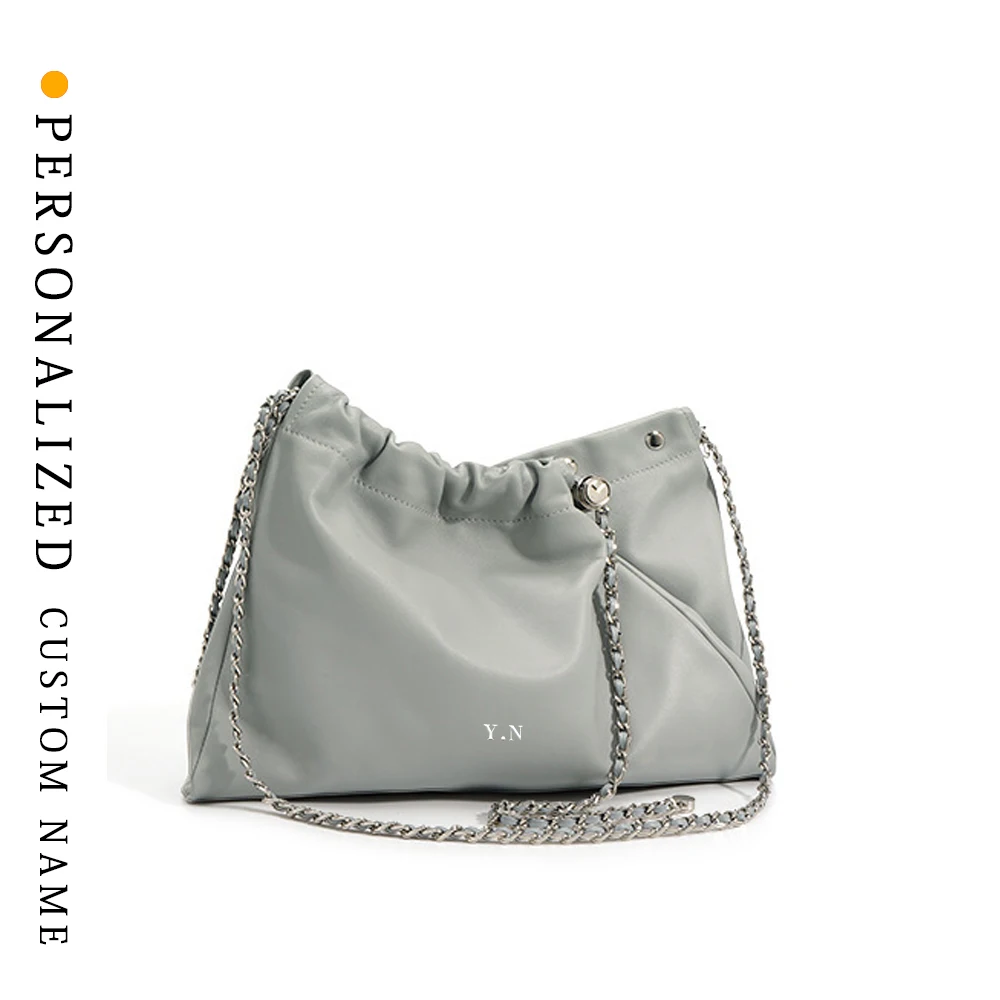 Niche top layer cowhide shoulder bag fashionable simple crossbody bag cloud bag mouth bag handbag handbag free gold hot stamping
Niche top layer cowhide shoulder bag fashionable simple crossbody bag cloud bag mouth bag handbag handbag free gold hot stamping