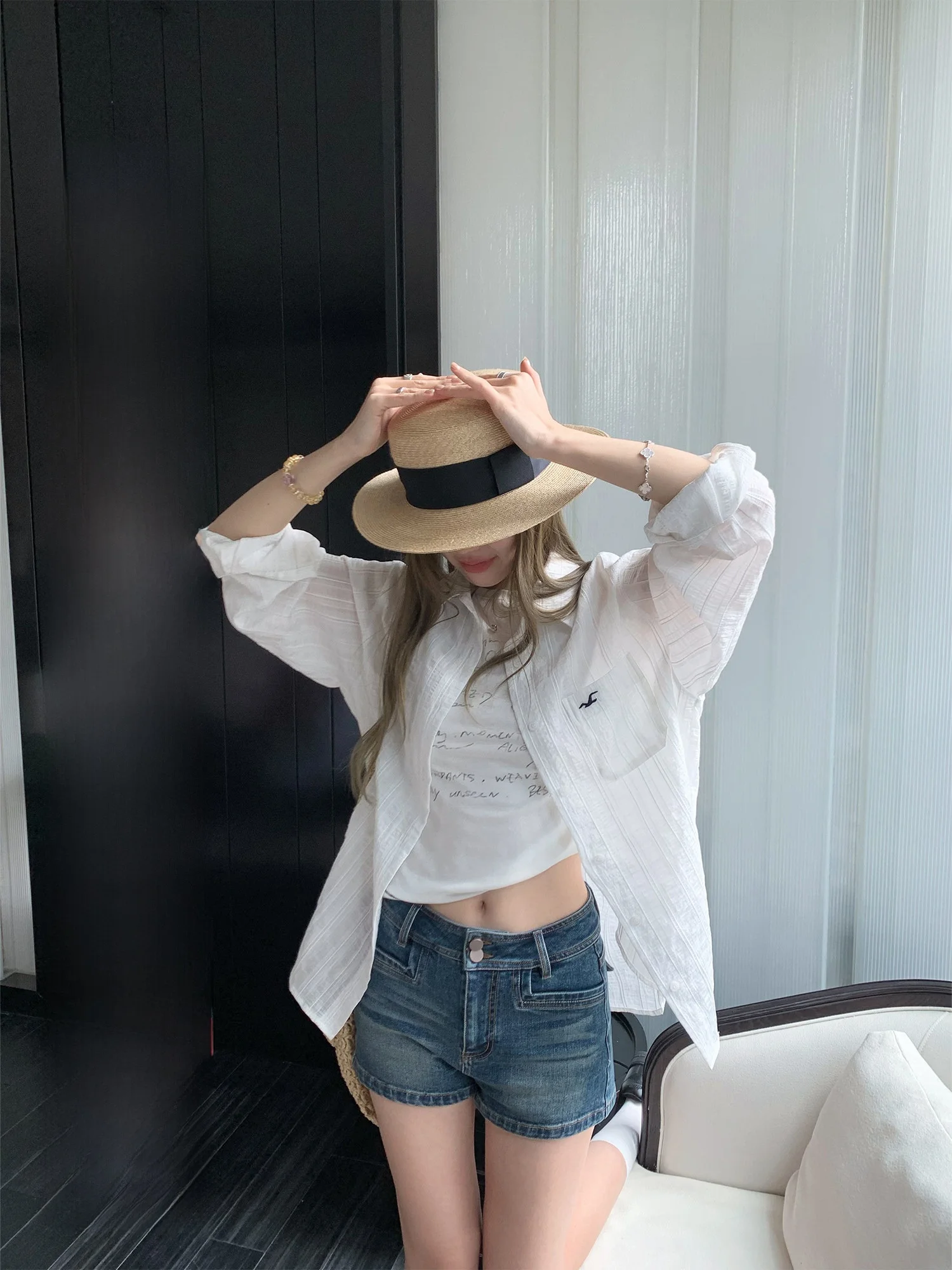 Yuzuqi Intelligent Oxygen Sense Song Huijiao Laisele White Shirt Women's New Summer Sun Protection Shirt Casual Loose Texture
Yuzuqi Intelligent Oxygen Sense Song Huijiao Laisele White Shirt Women's New Summer Sun Protection Shirt Casual Loose Texture