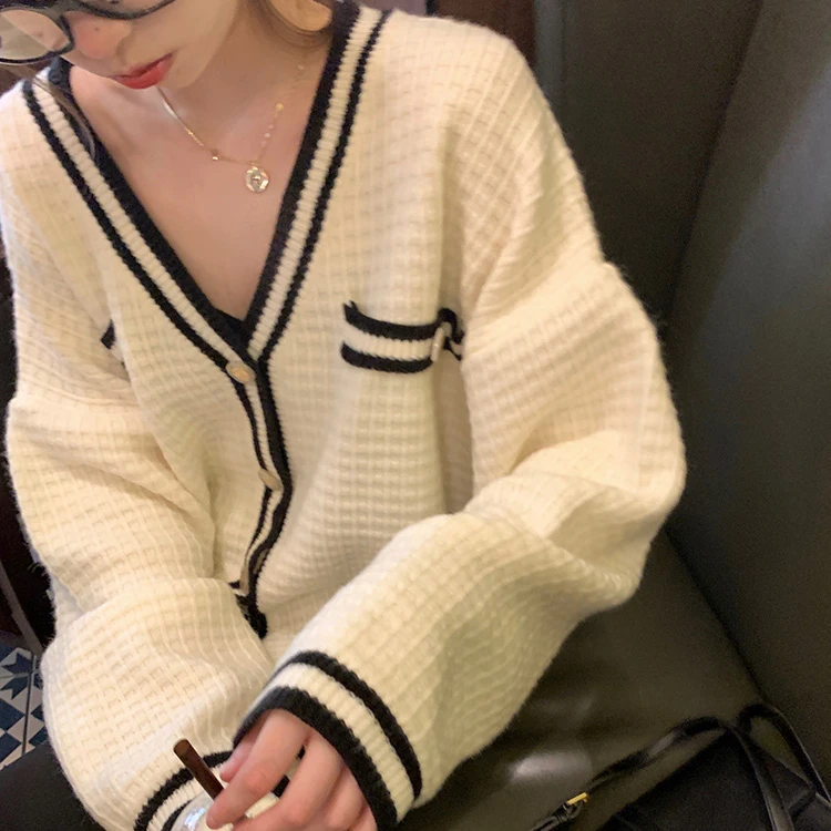 Women's Cardigan with Polished Button Front Fake Pocket V-neck Single Breasted Knit Sweater Coat Elegant Autumn Winter Outfit
Women's Cardigan with Polished Button Front Fake Pocket V-neck Single Breasted Knit Sweater Coat Elegant Autumn Winter Outfit