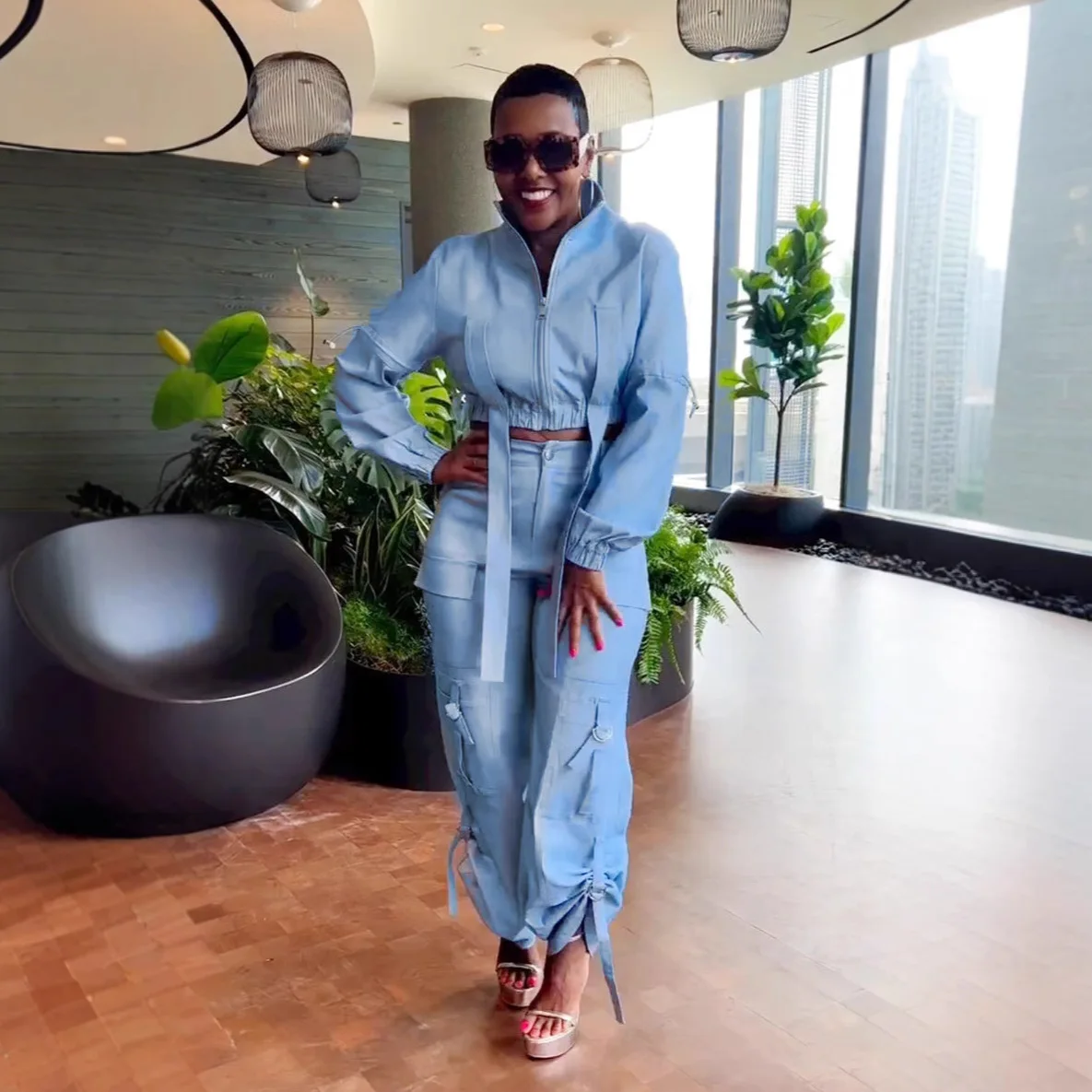 Женский комплект, однотонный плиссированный топ с несколькими карманами и длинными рукавами, рабочие брюки, комплект из двух предметов, осень 2023 г. 
Женский комплект, однотонный плиссированный топ с несколькими карманами и длинными рукавами, рабочие брюки, комплект из двух предметов, осень 2023 г.