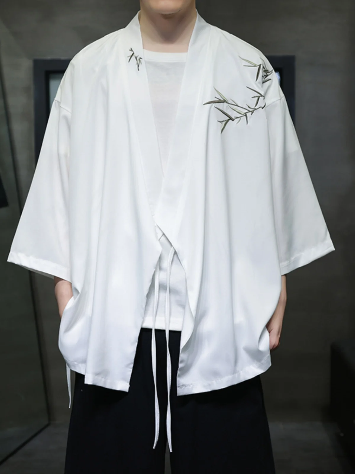 Новая мужская летняя футболка-кардиган из ледяного шелка в китайском стиле, с рукавом три четверти, свободного кроя, больших размеров, модная повседневная
Новая мужская летняя футболка-кардиган из ледяного шелка в китайском стиле, с рукавом три четверти, свободного кроя, больших размеров, модная повседневная