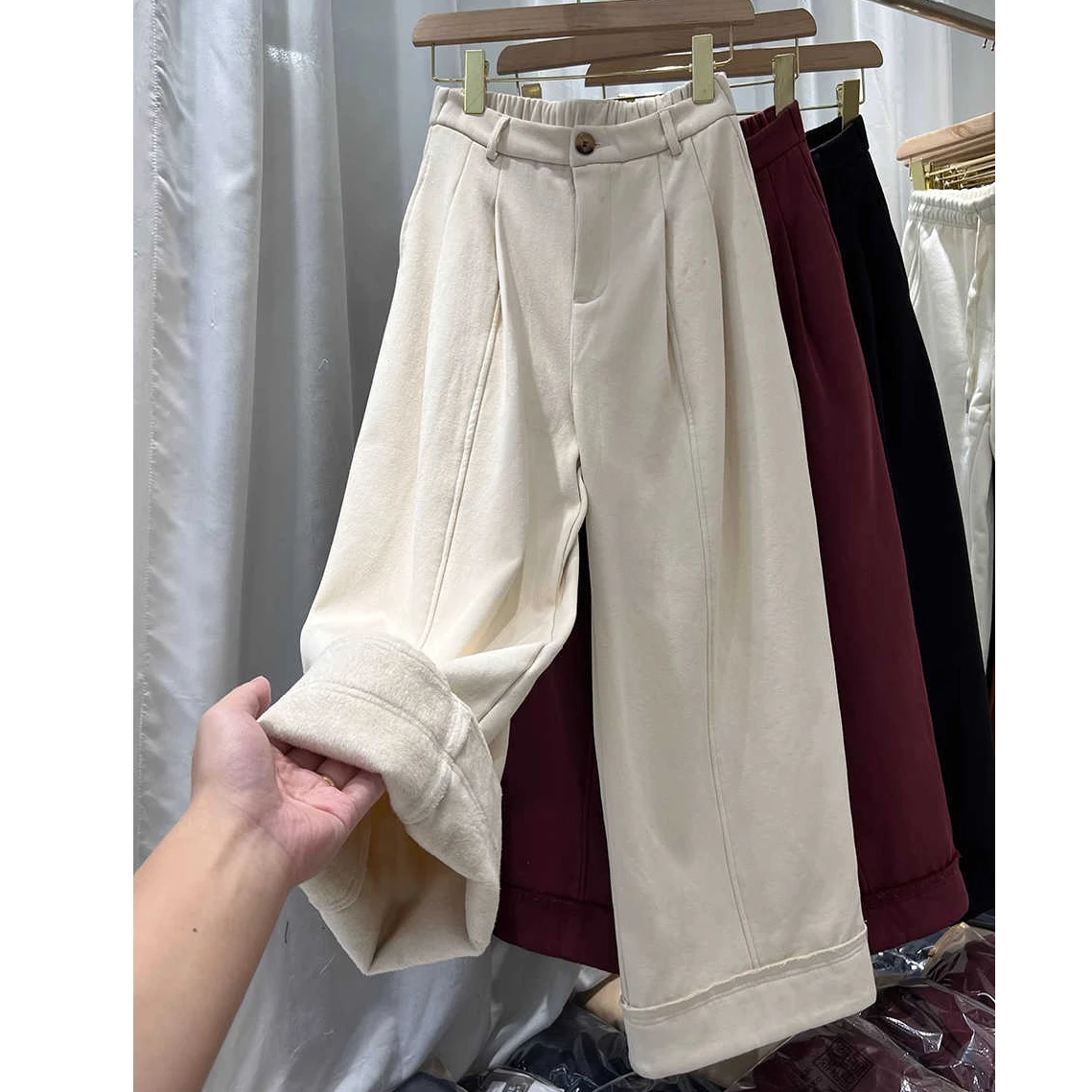 Retro High Waist Thickened Fleece Wide Leg Pants Winter Stylish Loose Slimming Casual Pants Thickened Commute Style Trousers
Retro High Waist Thickened Fleece Wide Leg Pants Winter Stylish Loose Slimming Casual Pants Thickened Commute Style Trousers