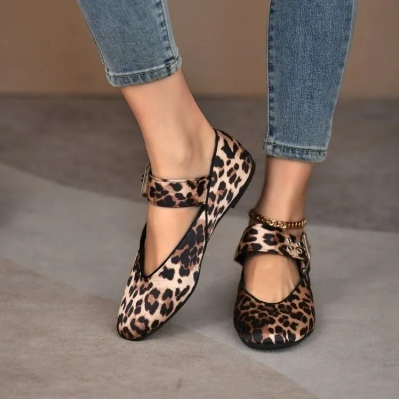 2025 Women Flat Shoes Fashion Versatile Pointed Toe Leopard Print French Mary Jane Shoes Women New Summer Soft Sole Beanie Shoes
2025 Women Flat Shoes Fashion Versatile Pointed Toe Leopard Print French Mary Jane Shoes Women New Summer Soft Sole Beanie Shoes