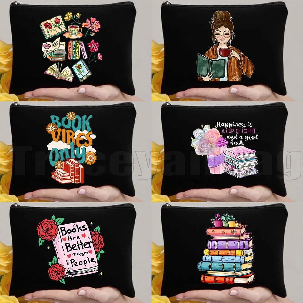 Милая гусыня, читающая запрещенные книги, девочка, кошки, кофе, чай, цветы, выросшие из книжной полки, косметичка, пенал, сумка на молнии
Милая гусыня, читающая запрещенные книги, девочка, кошки, кофе, чай, цветы, выросшие из книжной полки, косметичка, пенал, сумка на молнии