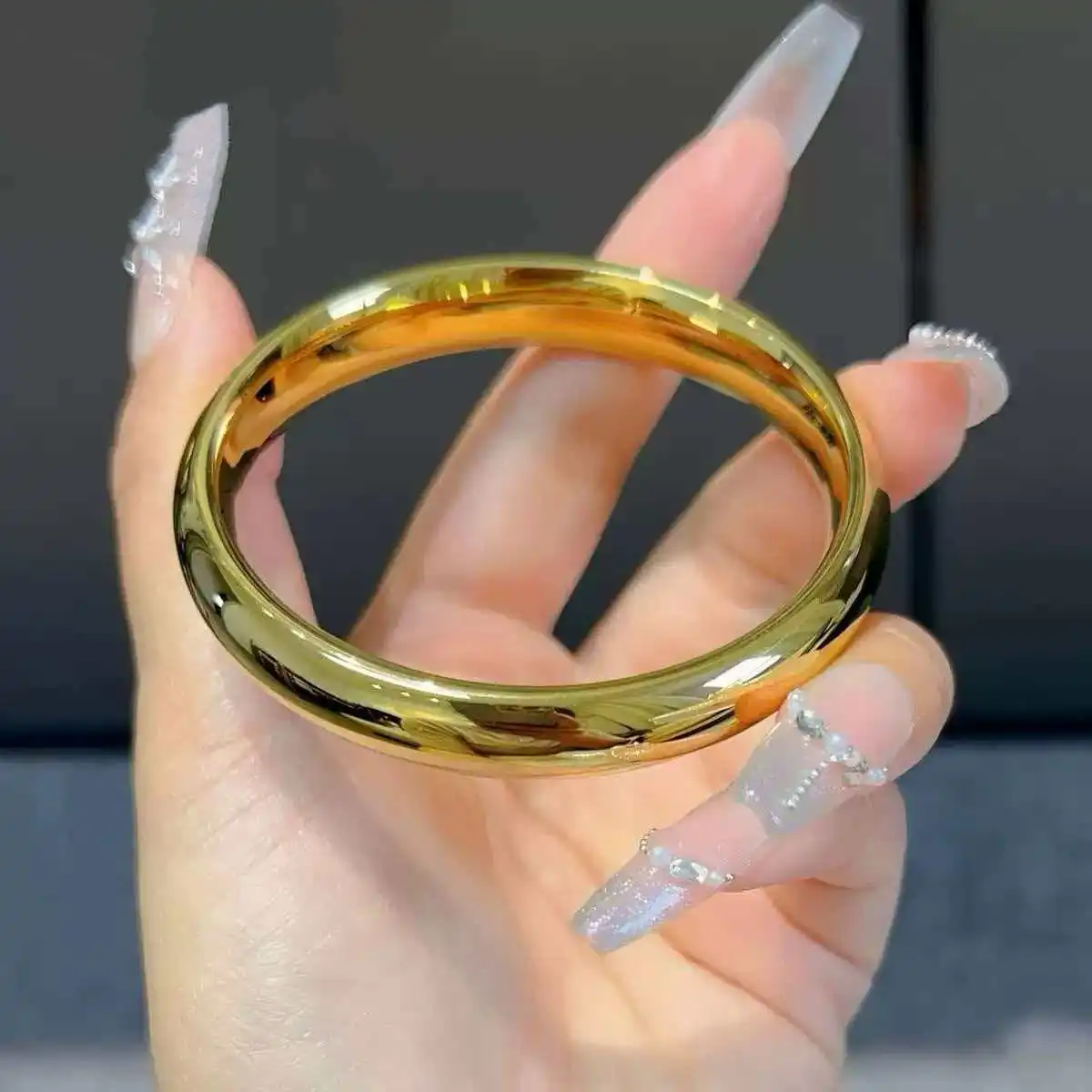 Daily Commute Bright Surface Loach Back Plain Bangle For Women 24K Gold AU999, easy to match any outfit
Daily Commute Bright Surface Loach Back Plain Bangle For Women 24K Gold AU999, easy to match any outfit