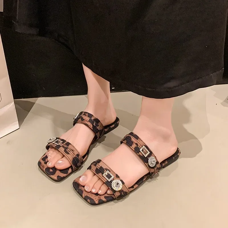 Large Size Women's Slip-On Outdoor Wear Denim Leopard Print Flat Bottom Sandals Summer New Style Diamond Buckle Casual Shoes
Large Size Women's Slip-On Outdoor Wear Denim Leopard Print Flat Bottom Sandals Summer New Style Diamond Buckle Casual Shoes