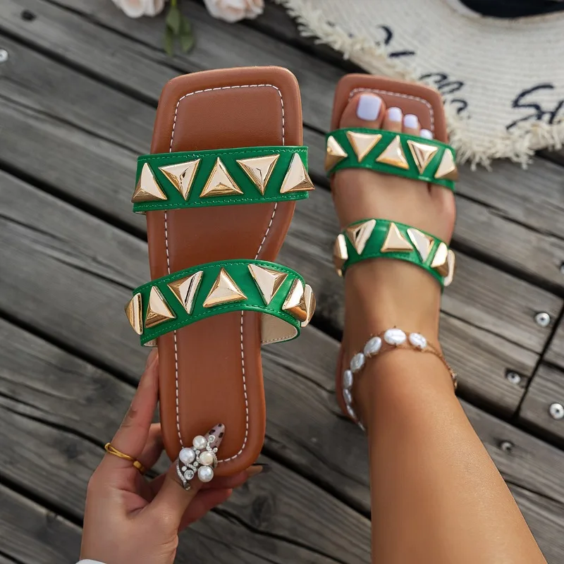 2025 Summer New Flat Bottom Square Head Riveted Beach Sandals for Women in Large Size One Word Drag Women Shoes
2025 Summer New Flat Bottom Square Head Riveted Beach Sandals for Women in Large Size One Word Drag Women Shoes