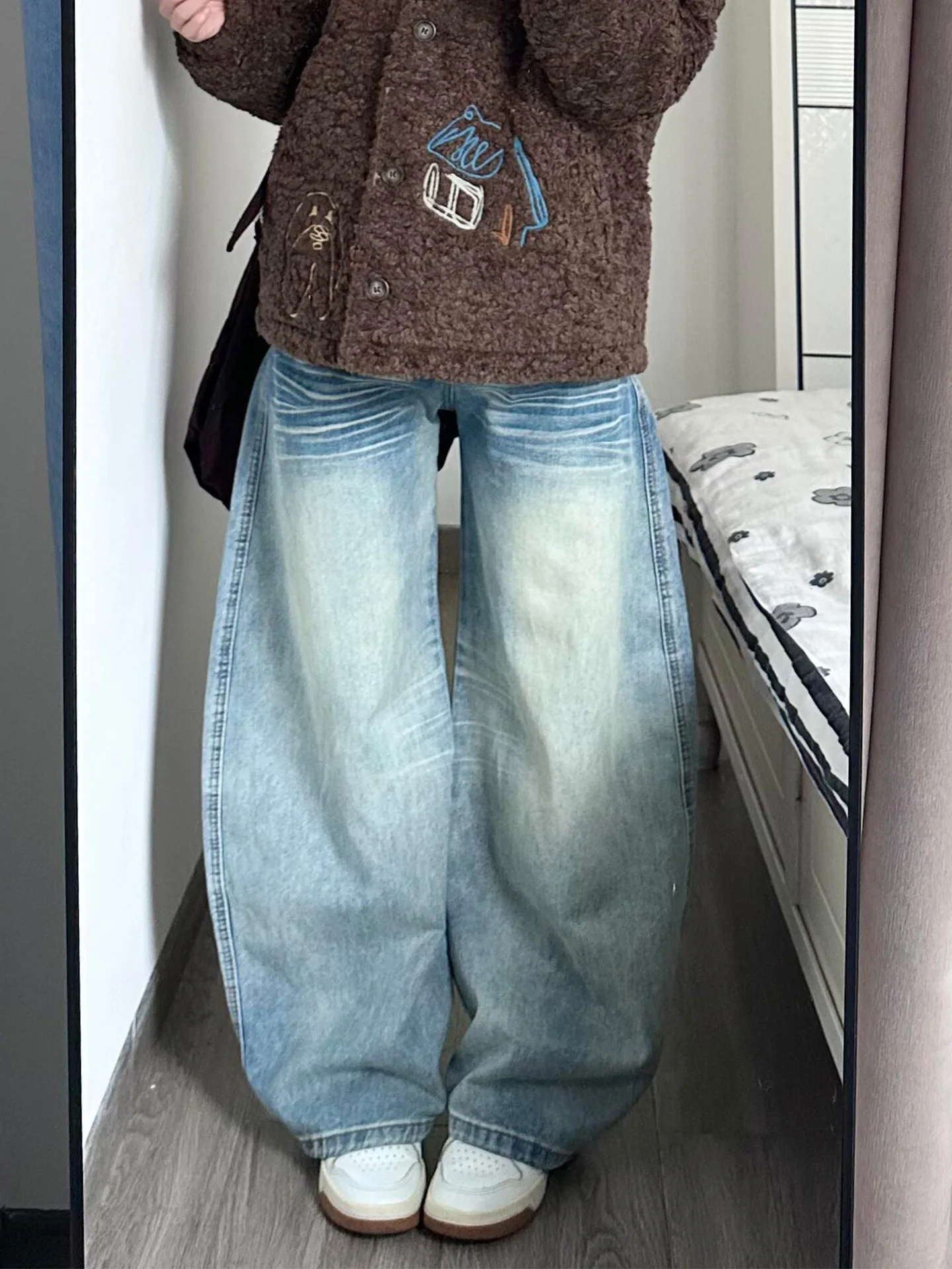 Свободные широкие синие джинсы, женские зимние новые потертые джинсовые брюки с высокой талией, повседневные удобные большие размеры
Свободные широкие синие джинсы, женские зимние новые потертые джинсовые брюки с высокой талией, повседневные удобные большие размеры