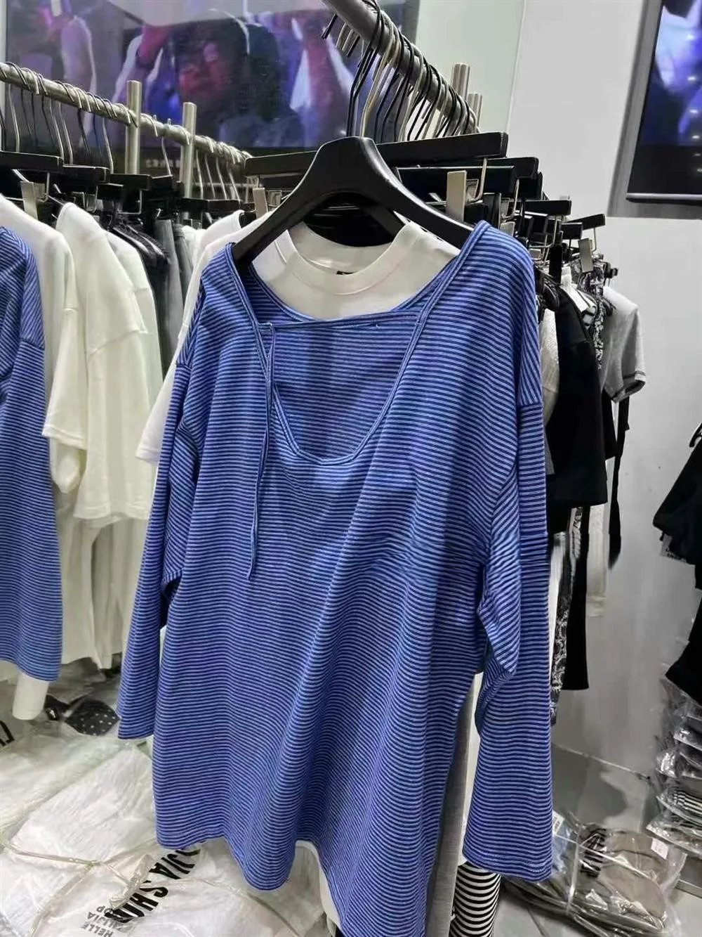 Футболки с длинными рукавами, однотонные женские осенние футболки с заниженными плечами и широкими рукавами, городские студенческие французские универсальные минималистичные уникальные шикарные нежные
Футболки с длинными рукавами, однотонные женские осенние футболки с заниженными плечами и широкими рукавами, городские студенческие французские универсальные минималистичные уникальные шикарные нежные