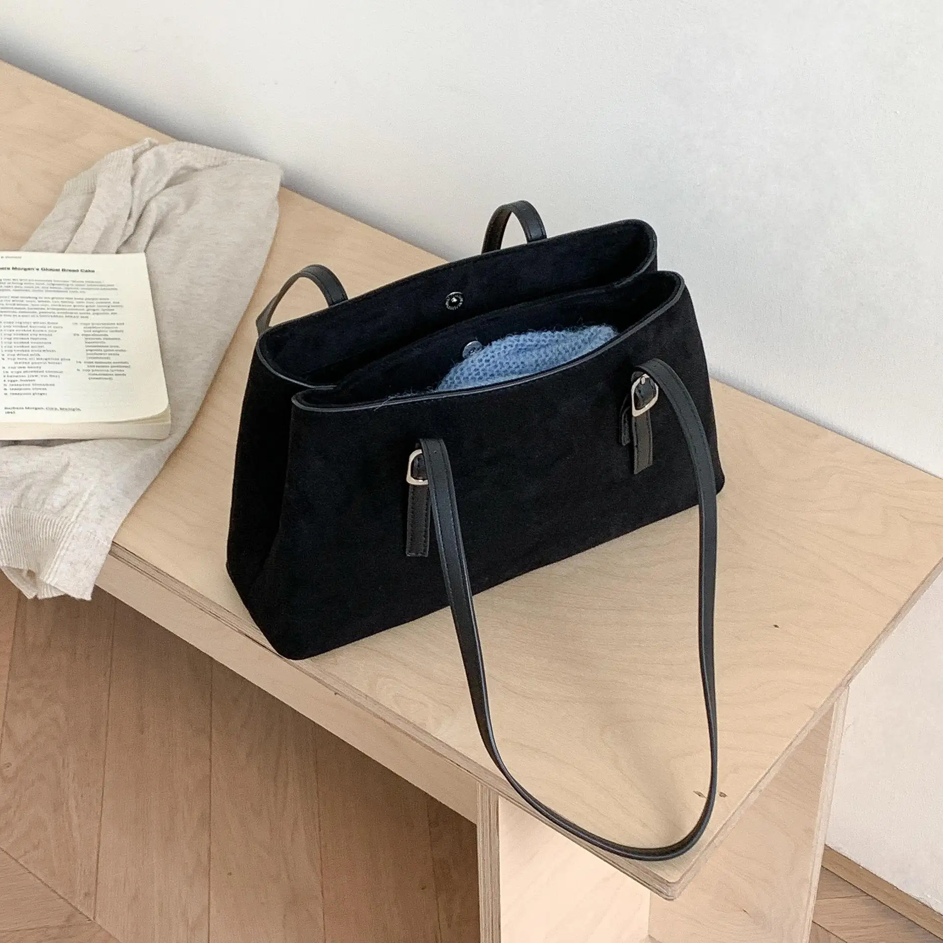 Винтажная замшевая многослойная сумка-тоут нового дизайна, большая вместительная женская модная сумка на одно плечо
Винтажная замшевая многослойная сумка-тоут нового дизайна, большая вместительная женская модная сумка на одно плечо