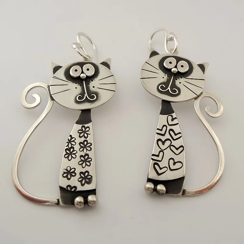 Vintage Silver Color Cat Dangle Women's Earrings Metal Geometry Carving Pattern Party Daily Wear
Vintage Silver Color Cat Dangle Women's Earrings Metal Geometry Carving Pattern Party Daily Wear