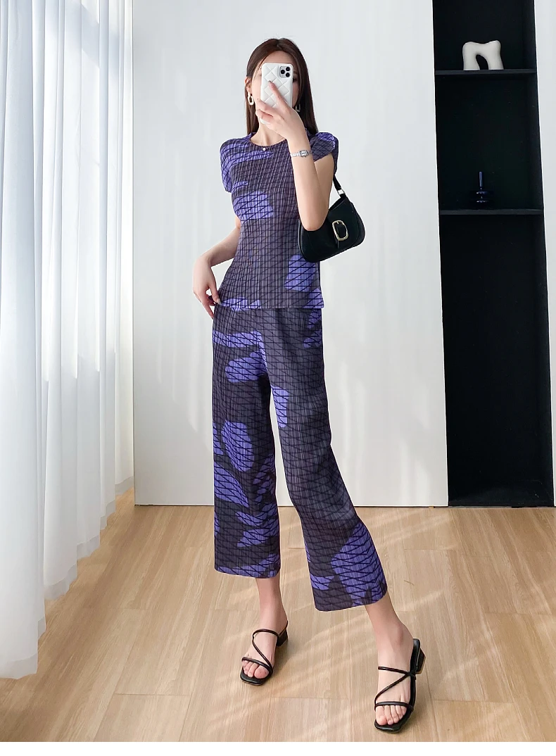 HOT SELLING Miyake fold short-sleeve round collar T-shirt + Straight pants print suit IN STOCK
HOT SELLING Miyake fold short-sleeve round collar T-shirt + Straight pants print suit IN STOCK