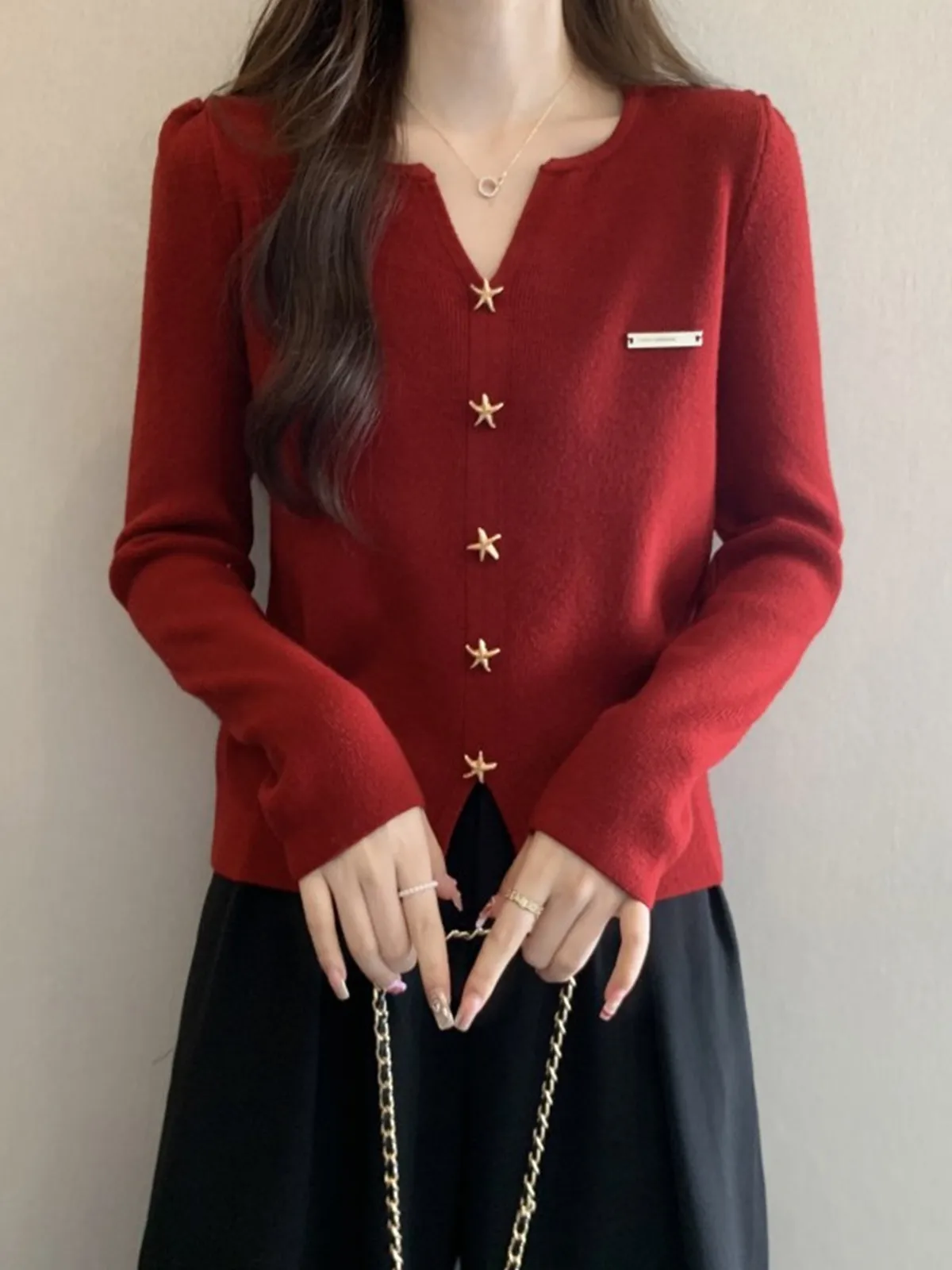 V-Neck Knitted Sweater Women's Loose Fit Style Age-Defying Red Top Inner Wear Knit Base Shirt Autumn Winter plus Size Fashion
V-Neck Knitted Sweater Women's Loose Fit Style Age-Defying Red Top Inner Wear Knit Base Shirt Autumn Winter plus Size Fashion