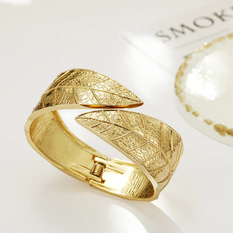 Non-fading bracelet, leaf natural wind bracelet, exaggerated opening, high-end sense gold, niche exaggerated jewelry, waterproof and wear-resistant bracelet jewelry
Non-fading bracelet, leaf natural wind bracelet, exaggerated opening, high-end sense gold, niche exaggerated jewelry, waterproof and wear-resistant bracelet jewelry