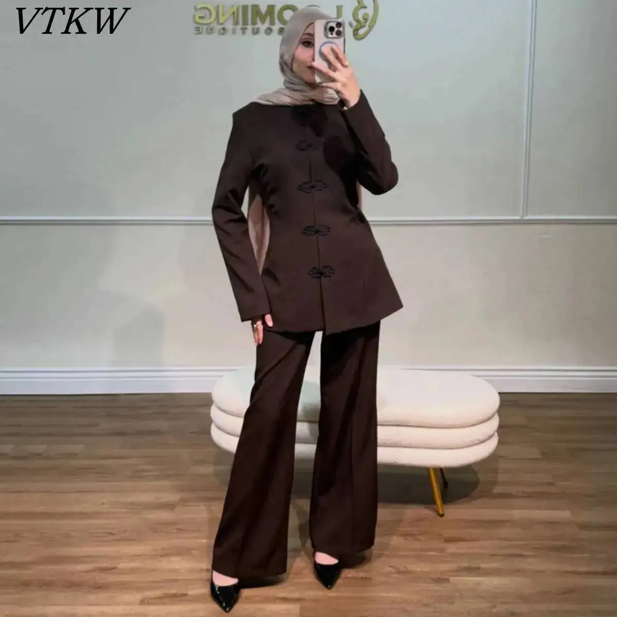 VTKW 2026 New Women Two Piece Set Mandarin Collar Frog Button Blazer with Wide Leg Pants Elegant Modest Casual Daily Outfit
VTKW 2026 New Women Two Piece Set Mandarin Collar Frog Button Blazer with Wide Leg Pants Elegant Modest Casual Daily Outfit