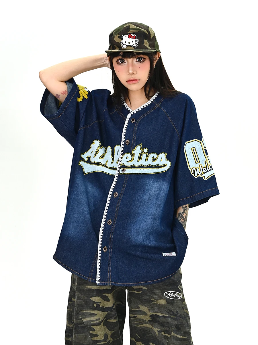 Новая летняя женская свободная джинсовая рубашка в американском студенческом стиле с вышивкой, повседневный модный топ с коротким рукавом
Новая летняя женская свободная джинсовая рубашка в американском студенческом стиле с вышивкой, повседневный модный топ с коротким рукавом