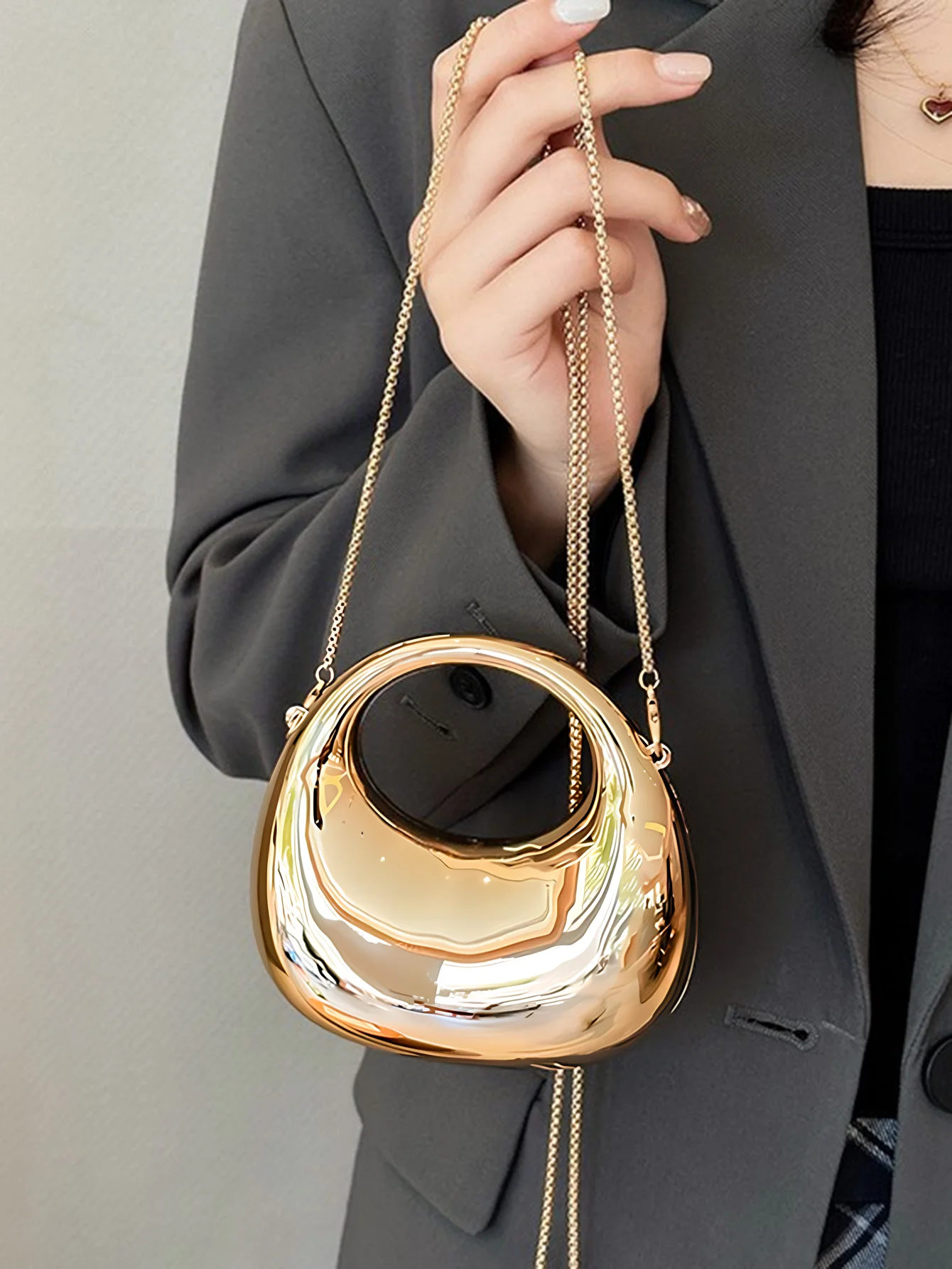 New mini gold evening handbag PVC metallic luster half-moon party women's bag small and versatile round handle messenger bag
New mini gold evening handbag PVC metallic luster half-moon party women's bag small and versatile round handle messenger bag