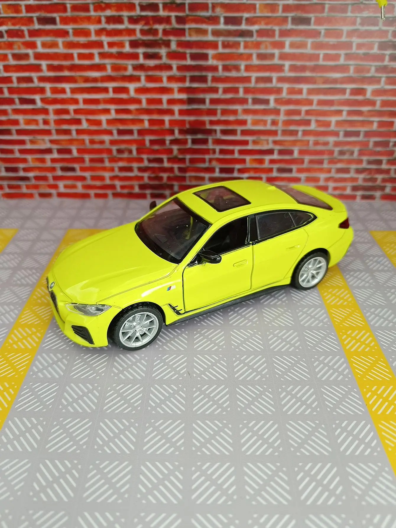 1:34 BMW I4 M50 alloy car model doors can be opened has simulated sound and lighting functions, rich details, fine workmanship
1:34 BMW I4 M50 alloy car model doors can be opened has simulated sound and lighting functions, rich details, fine workmanship