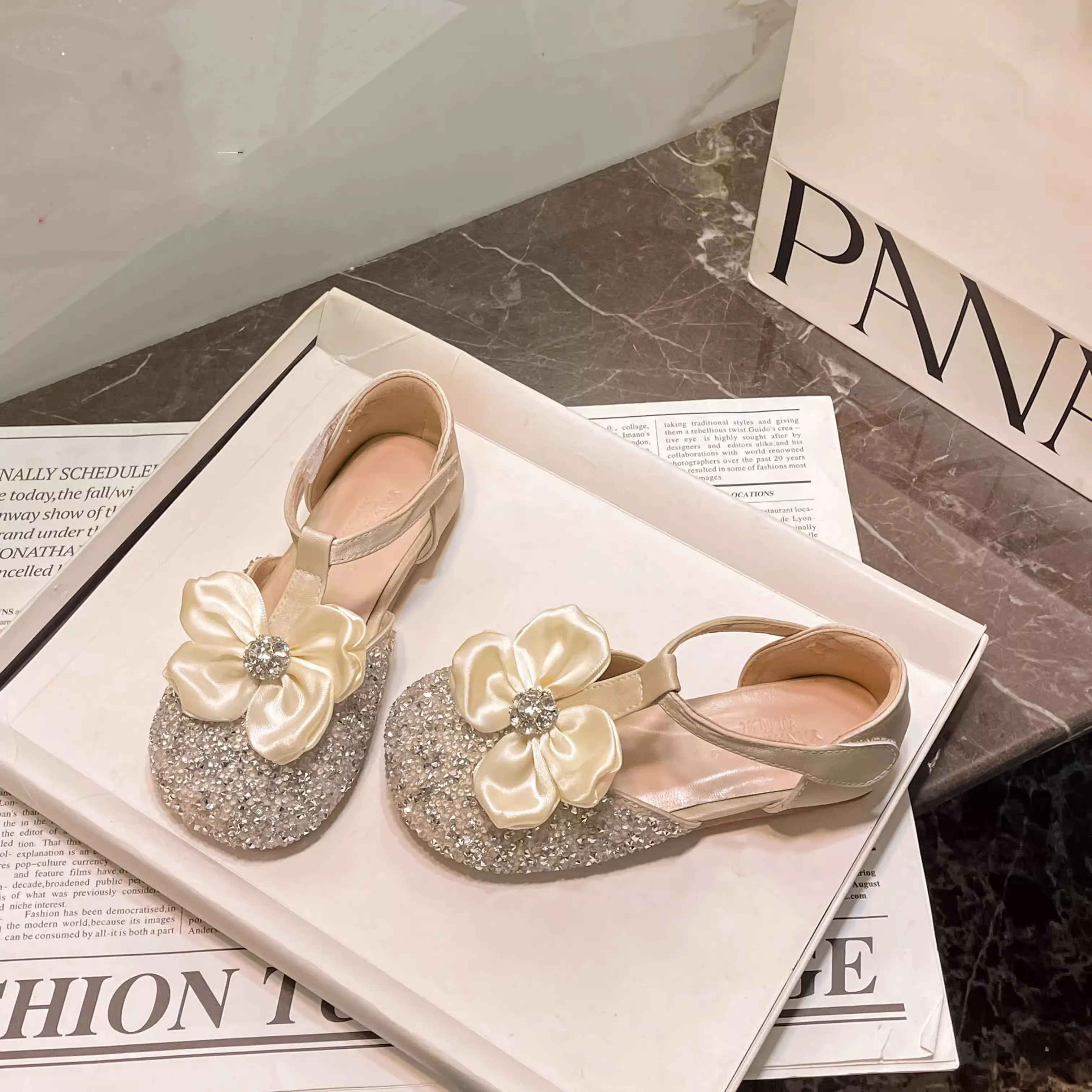 Kids'Casual Shoes Sandals PU Leather Sequin Fashion Summer Shoes For Girls Soft Bottom Anti-slip Silver Apricot Shoes Size 23-34
Kids'Casual Shoes Sandals PU Leather Sequin Fashion Summer Shoes For Girls Soft Bottom Anti-slip Silver Apricot Shoes Size 23-34