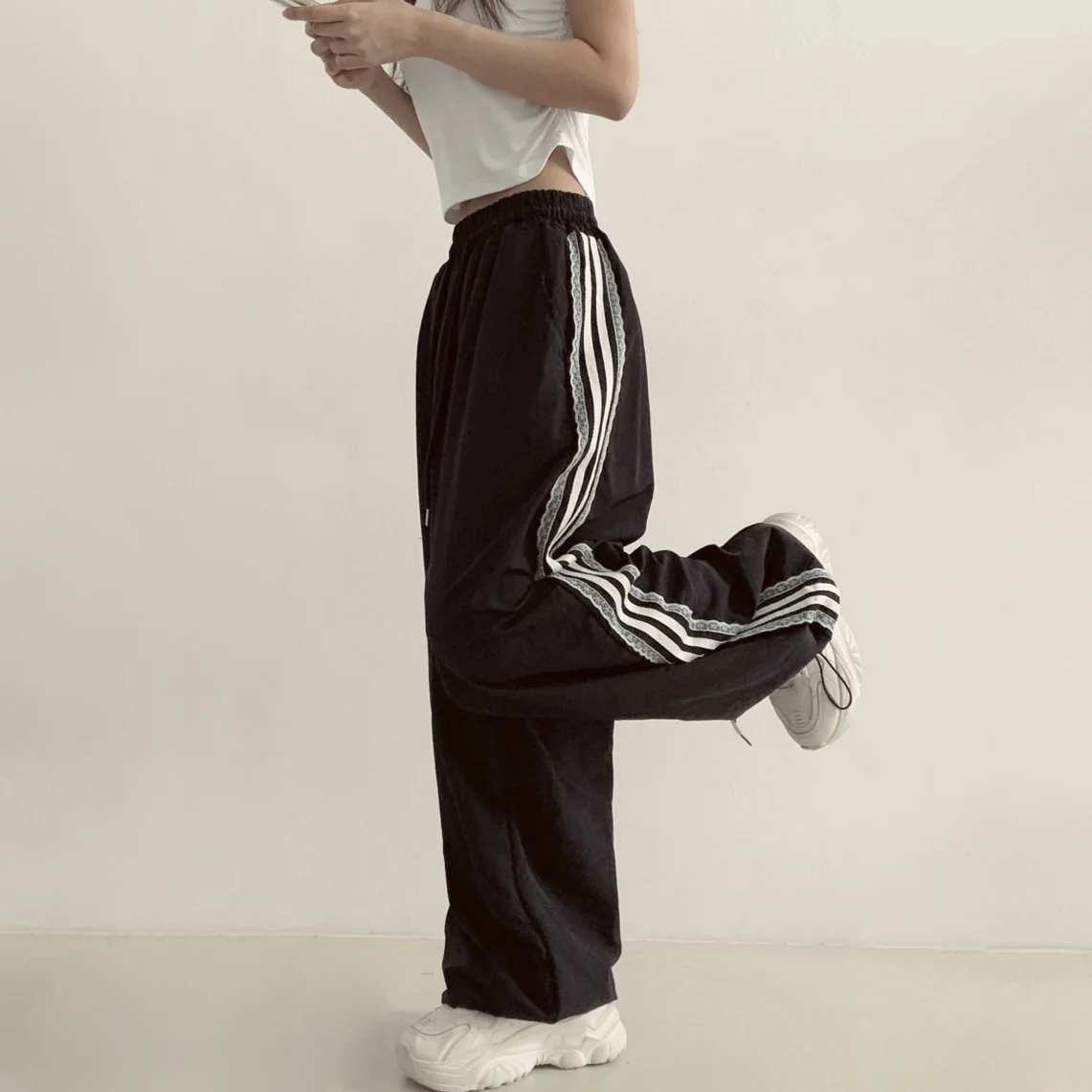 Casual Lace Trim Wide Leg Pants High Waist Loose Fit Splicing Design Summer 2026 Chic Sporty Trousers for Women
Casual Lace Trim Wide Leg Pants High Waist Loose Fit Splicing Design Summer 2026 Chic Sporty Trousers for Women