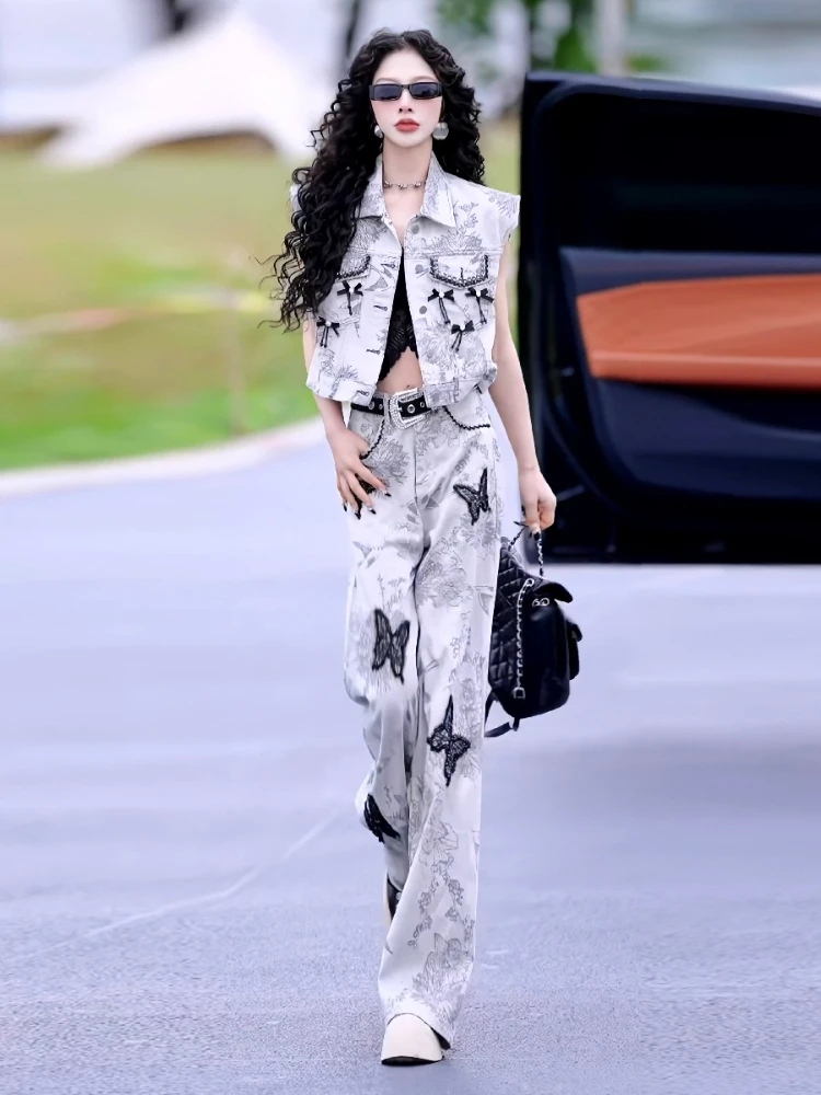 Light luxury capable street high-end feeling denim embroidery vest causal pants two-piece set for women in summer 2025
Light luxury capable street high-end feeling denim embroidery vest causal pants two-piece set for women in summer 2025