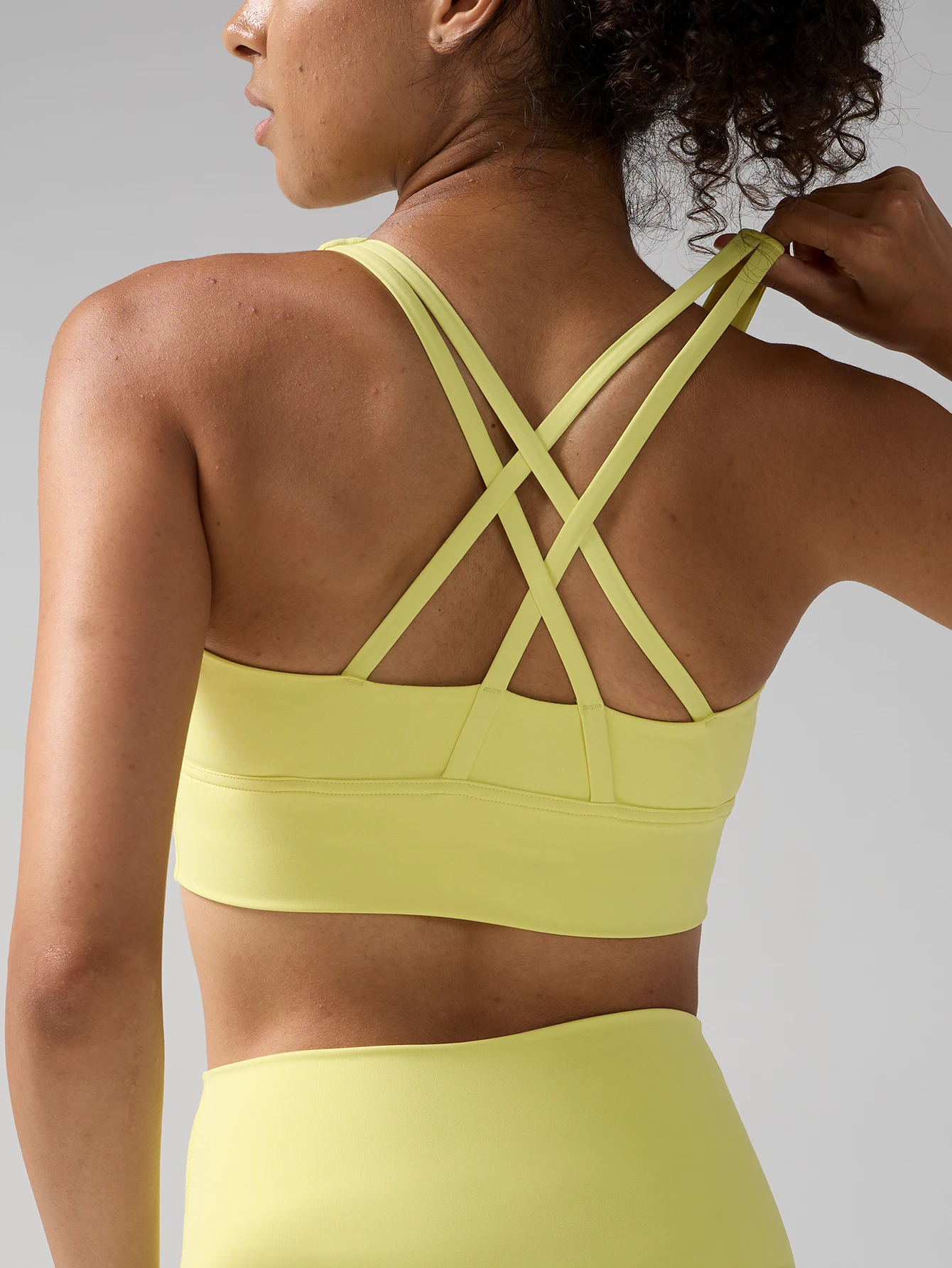 Однотонный мягкий высокопрочный женский спортивный бюстгальтер для фитнеса, облегающий топ для комплексных тренировок, занятий в спортзале, йогой, с подкладкой для груди.
Однотонный мягкий высокопрочный женский спортивный бюстгальтер для фитнеса, облегающий топ для комплексных тренировок, занятий в спортзале, йогой, с подкладкой для груди.