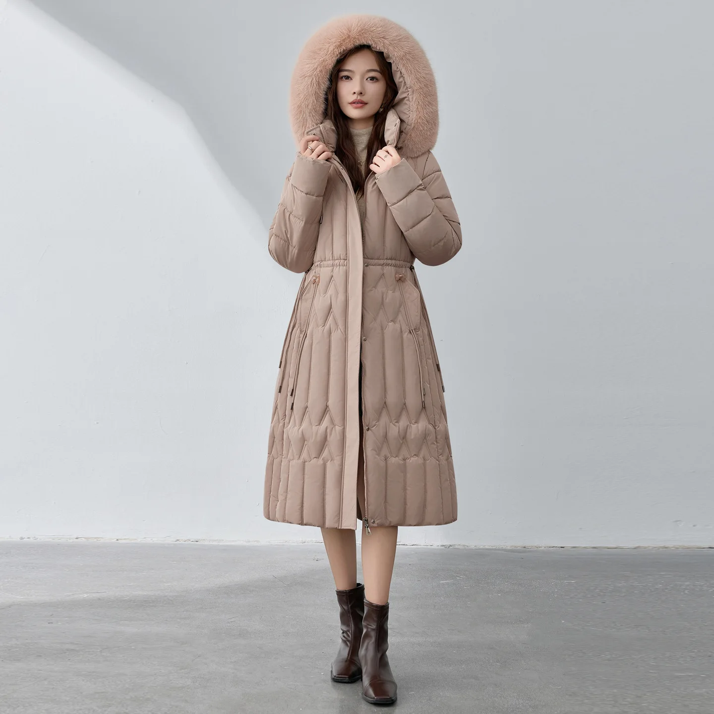 Женский пуховик с меховым воротником, зимняя модная теплая хлопковая куртка со съемными рукавами и регулируемой талией, прямая верхняя одежда с карманами
Женский пуховик с меховым воротником, зимняя модная теплая хлопковая куртка со съемными рукавами и регулируемой талией, прямая верхняя одежда с карманами