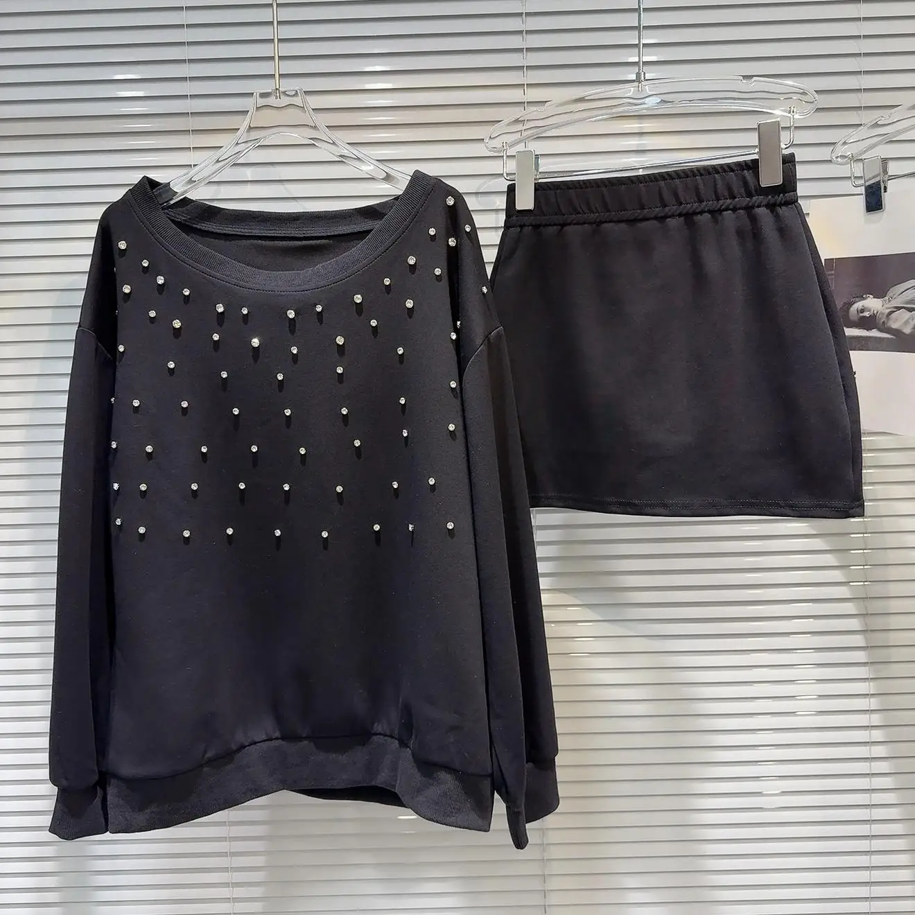 Spring 2026 Women's Casual Hoodie Skirt Set Bead Embellished round Neck Long Sleeve Two-Piece Outfit Short Length Fashionable
Spring 2026 Women's Casual Hoodie Skirt Set Bead Embellished round Neck Long Sleeve Two-Piece Outfit Short Length Fashionable