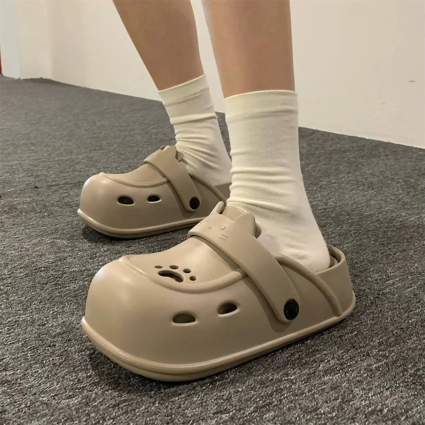 Pink Slipper Sandals for Women: Adorable Cat Paw Cut-Out Design, Outdoor Wear, Non-Slip Thick Sole Beach Flip-Flops
Pink Slipper Sandals for Women: Adorable Cat Paw Cut-Out Design, Outdoor Wear, Non-Slip Thick Sole Beach Flip-Flops