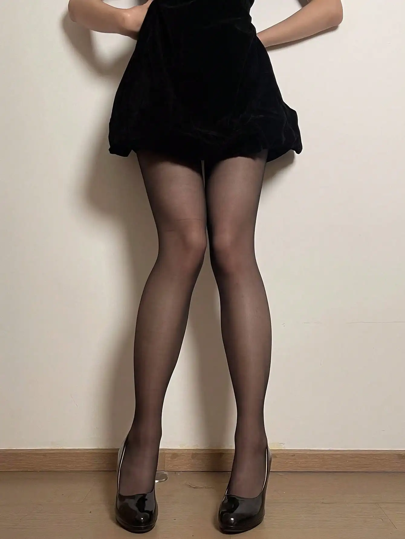 1 пара черных минималистичных прозрачных обтягивающих чулок, подходящих для всех случаев.
1 пара черных минималистичных прозрачных обтягивающих чулок, подходящих для всех случаев.