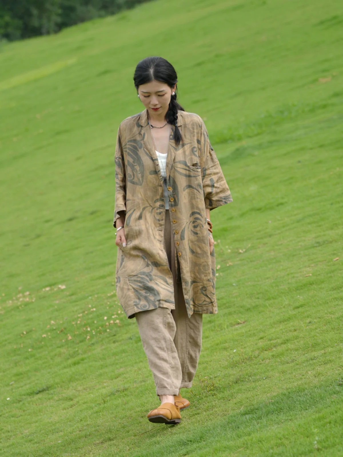 Женская удлиненная куртка Lenzing Linen Original Design свободного кроя с воротником-стойкой и принтом, длина рукава 5/8
Женская удлиненная куртка Lenzing Linen Original Design свободного кроя с воротником-стойкой и принтом, длина рукава 5/8