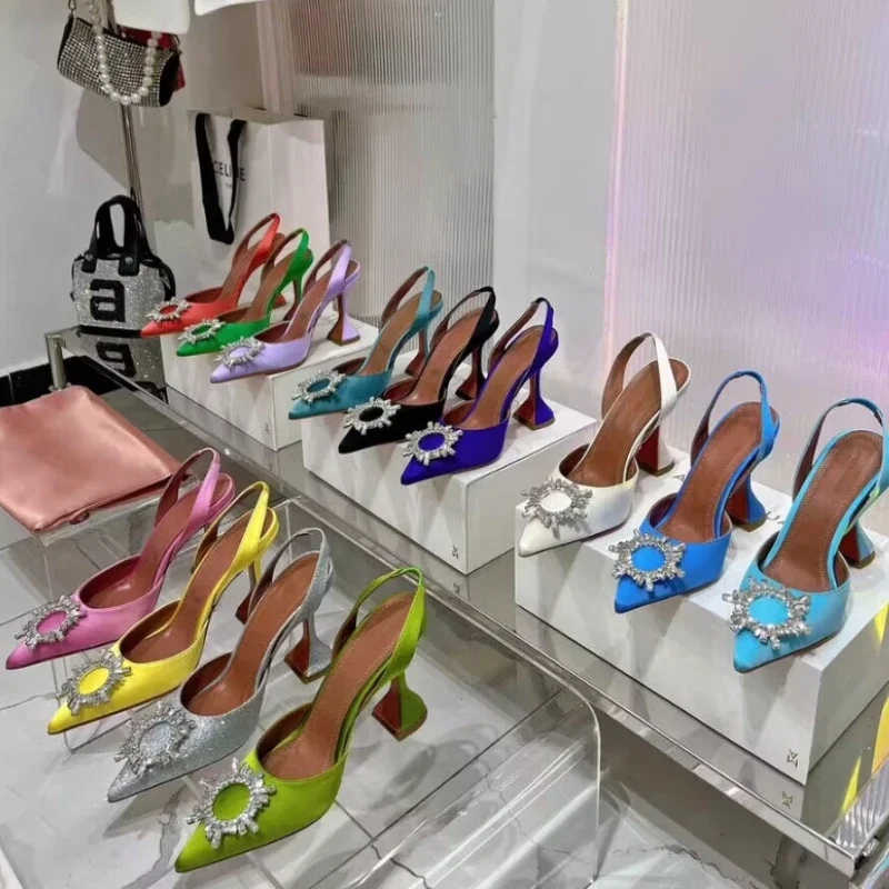 Европа и США 2024, весна и осень, новые модные роскошные женские сандалии на высоком остром каблуке с пряжкой от солнца и стразами
Европа и США 2024, весна и осень, новые модные роскошные женские сандалии на высоком остром каблуке с пряжкой от солнца и стразами