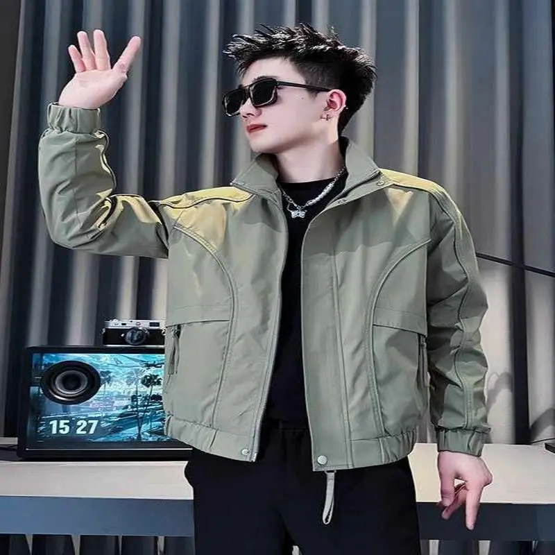 Korean Sle Men's Stand Collar Casual Jaet 2025 New Faion American Retro Cool Workwear Outdoor Zipper Closure Coat
Korean Sle Men's Stand Collar Casual Jaet 2025 New Faion American Retro Cool Workwear Outdoor Zipper Closure Coat