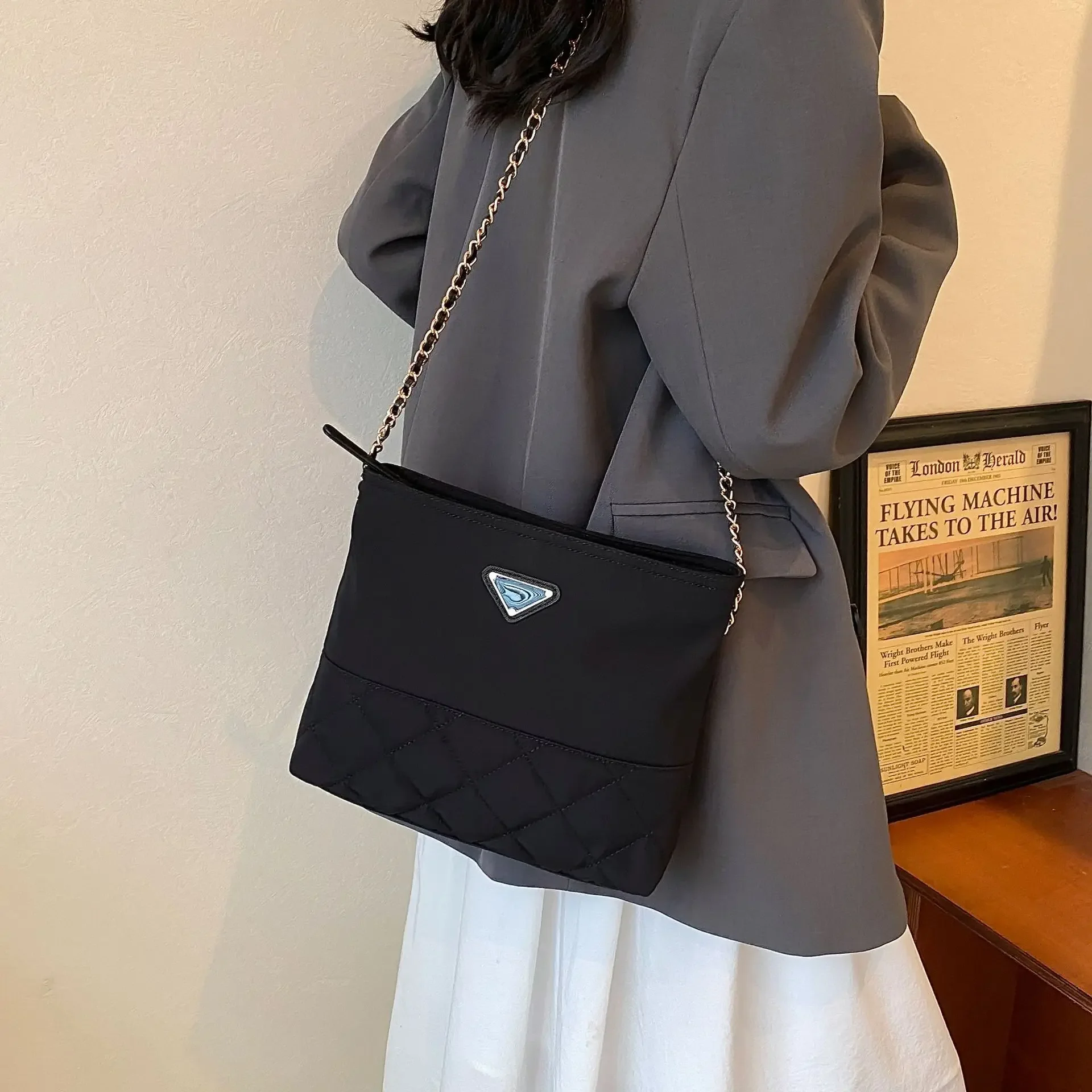 New Arrival in 2025: High-Sense Niche Rhombus Chain Shoulder Bucket Bag - A Versatile Messenger Bag for Every Casual Occasion
New Arrival in 2025: High-Sense Niche Rhombus Chain Shoulder Bucket Bag - A Versatile Messenger Bag for Every Casual Occasion 