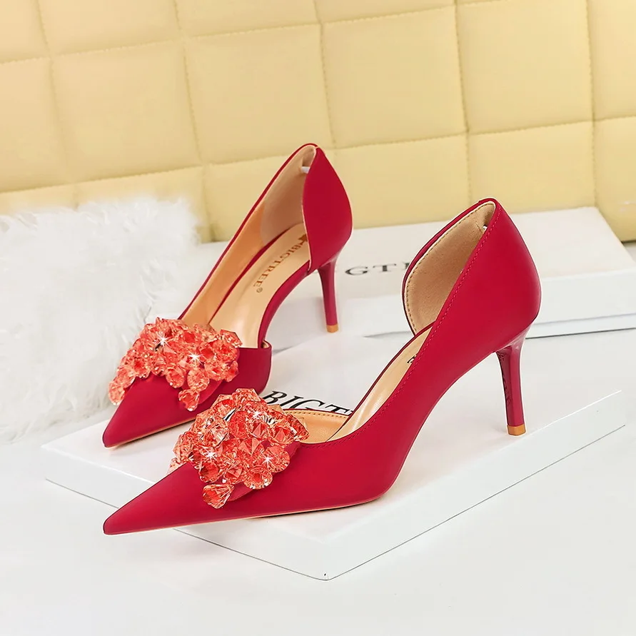 Banquet Style Women's With High Middle Heels Shallow Mouth Pointed Side Hollow Water Diamond Bow Single Shoes Ladies Pumps
Banquet Style Women's With High Middle Heels Shallow Mouth Pointed Side Hollow Water Diamond Bow Single Shoes Ladies Pumps