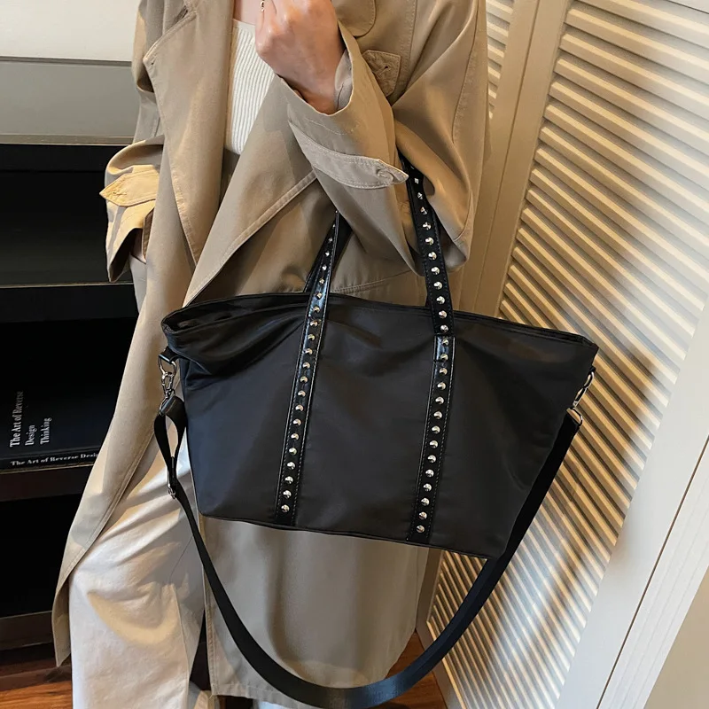 Fashion rivet women Handbags large Capacity Nylon Shoulder Bags for Female Travel big Totes Commuting ladies Hand Bag bolsa
Fashion rivet women Handbags large Capacity Nylon Shoulder Bags for Female Travel big Totes Commuting ladies Hand Bag bolsa