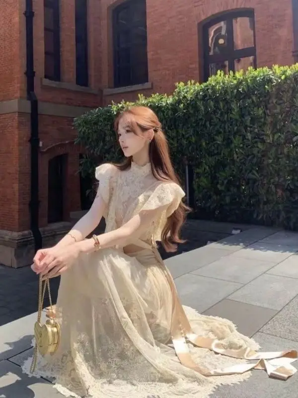 Elegant Lace Top And Skirt Two-Piece Set Summer New Style Women's Fashion Lightweight Luxury Pure Desire Heavy Embroidery
Elegant Lace Top And Skirt Two-Piece Set Summer New Style Women's Fashion Lightweight Luxury Pure Desire Heavy Embroidery