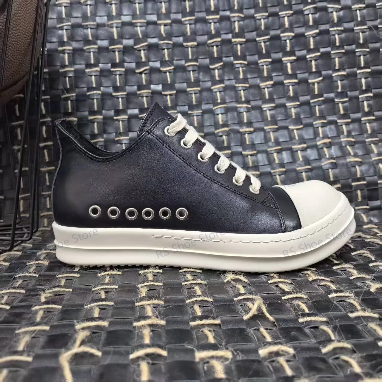 26ss New Ro Casual Shoes Men Black Canvas Low Top Shoe Summer Thick Sole Streetwear Cowhide Luxury Breathable Women Sneakers
26ss New Ro Casual Shoes Men Black Canvas Low Top Shoe Summer Thick Sole Streetwear Cowhide Luxury Breathable Women Sneakers