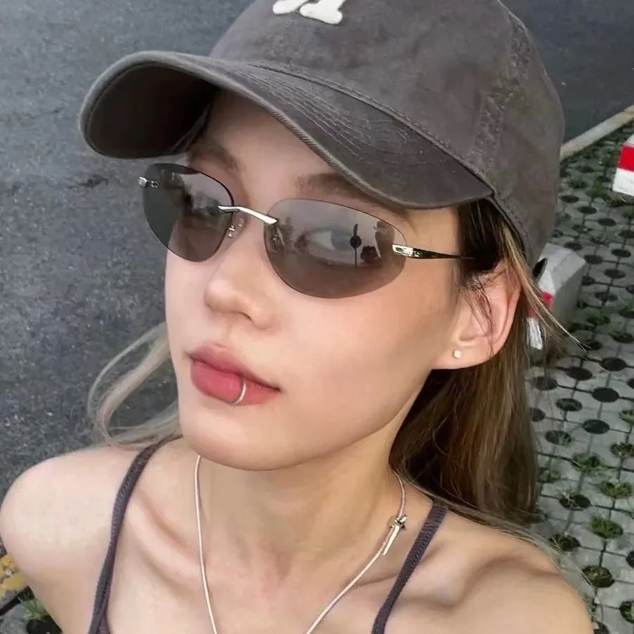 European and American Retro Frameless Cut Edge Driving Metal Sunglasses Personalized UV Resistant Small Frame Sunglasses
European and American Retro Frameless Cut Edge Driving Metal Sunglasses Personalized UV Resistant Small Frame Sunglasses