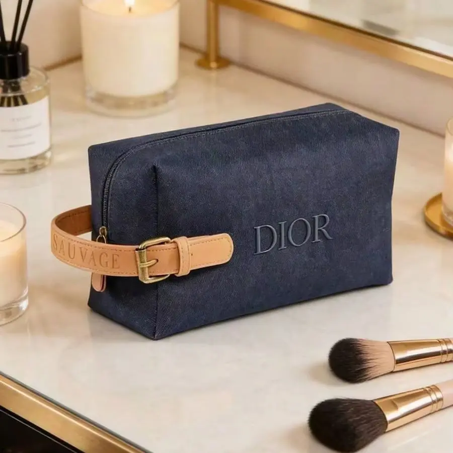 Christian Dior Dior’s bag Elegant Navy Blue Genuine Leather Beauty Bag With Detachable Shoulder Strap High-end Portable Travel W
Christian Dior Dior’s bag Elegant Navy Blue Genuine Leather Beauty Bag With Detachable Shoulder Strap High-end Portable Travel W